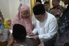 Momen Seru Anak-anak Berburu Tanda Tangan Wakil Gubernur Sulbar Usai Shalat Tarawih