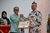 Sukseskan Pemilu 2024 di Sulbar, PJ Gubernur Prof Zudan Serahkan Penghargaan kepada Sejumlah Instansi