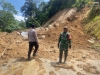 Pusdalops BPBD Sulbar Terima Laporan Kejadian Longsor Tutup Badan Jalan di Dusun Periangan dan Dusun Talopa Kabupaten Mamasa