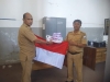 Semarakkan HUT RI ke-80, Dinas ESDM Sulbar Serahkan Bendera Merah Putih ke Kesbangpol untuk Dibagikan