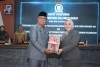 Sekprov Serahkan Ranperda Pertanggungjawaban APBD Tahun 2023 ke DPRD Sulbar